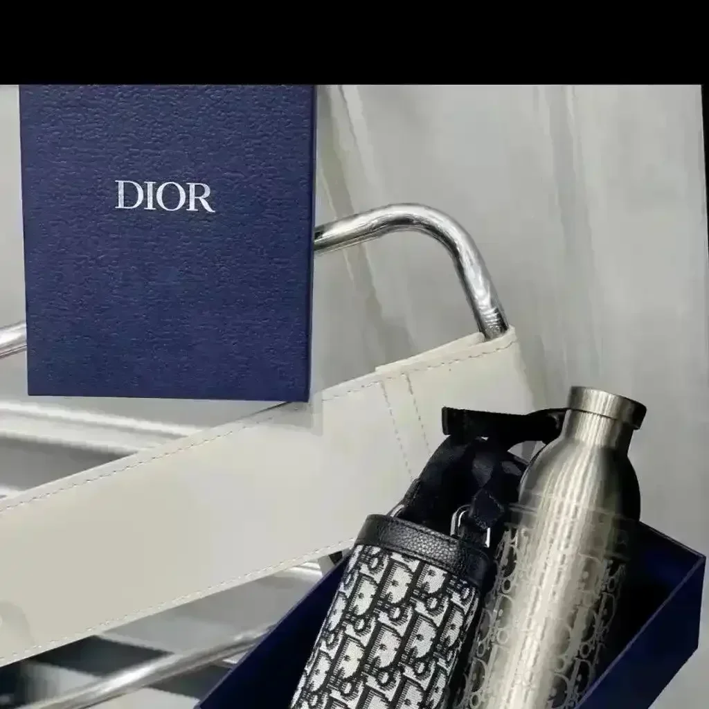 D Luxe Premium Crossbody Cover Bottle (500 ml) - Image 2