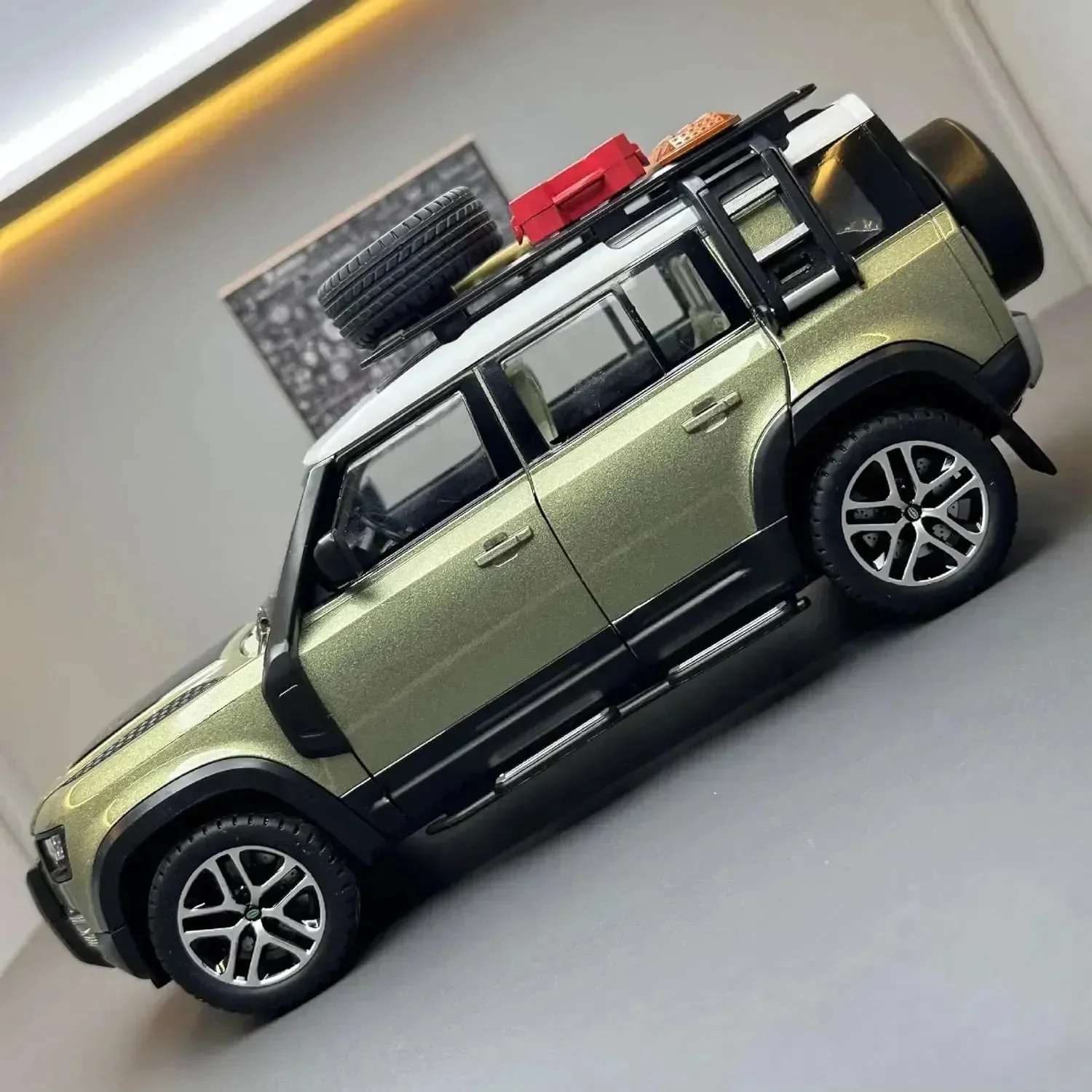 Diecast Defender 1:22 Scale Pull-back Car - Image 5