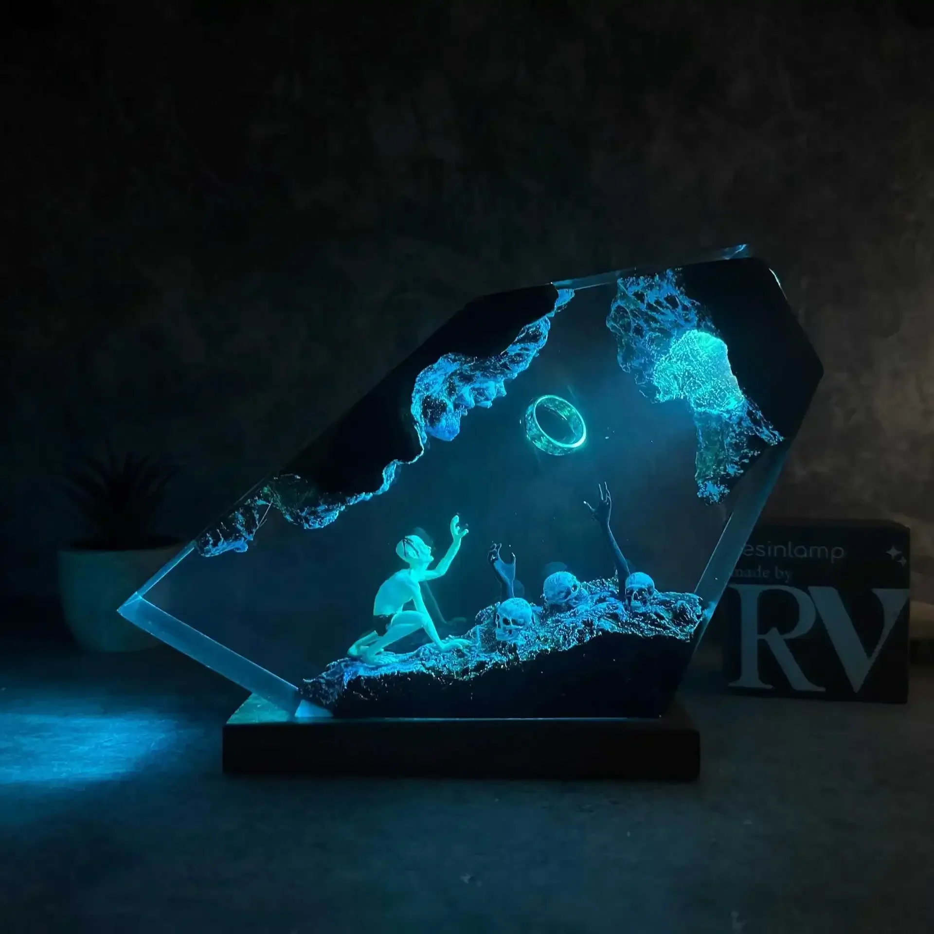 Gollum & The Ring Resin Lamp - Image 4
