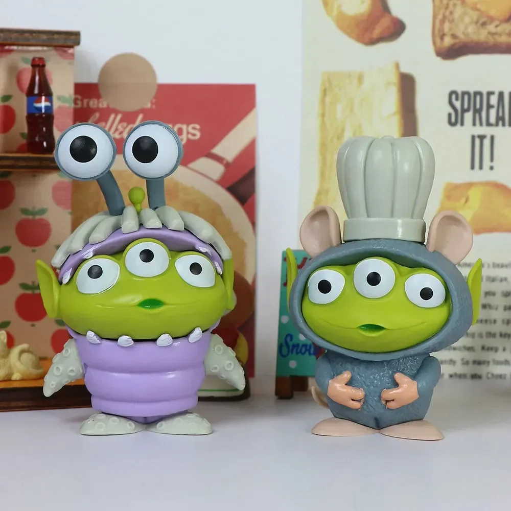 Green Alien Cosplay Crew Figurine Set - Image 2