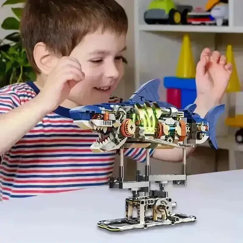 Jaw-some Shark Building Set (687 Pcs) - Image 2
