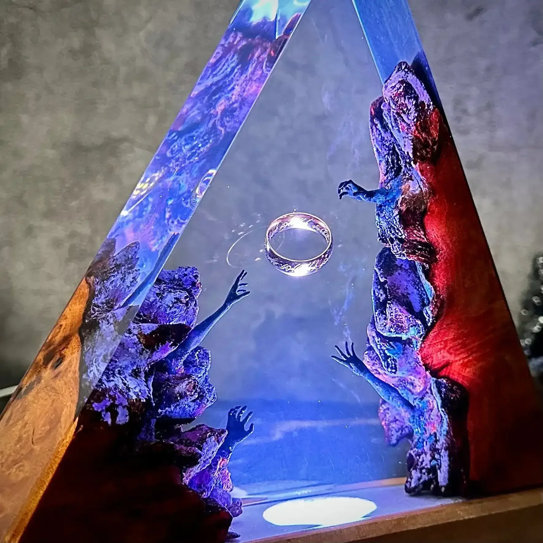 LOTR Radiant Wooden Resin Light - Image 2