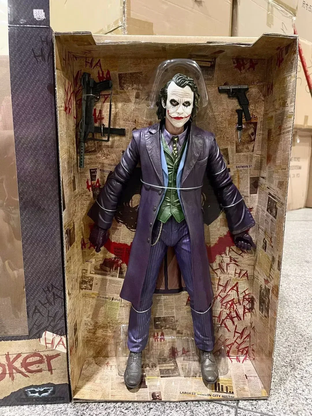 NECA Joker Supersized Action Figure (40 cm) - Image 4