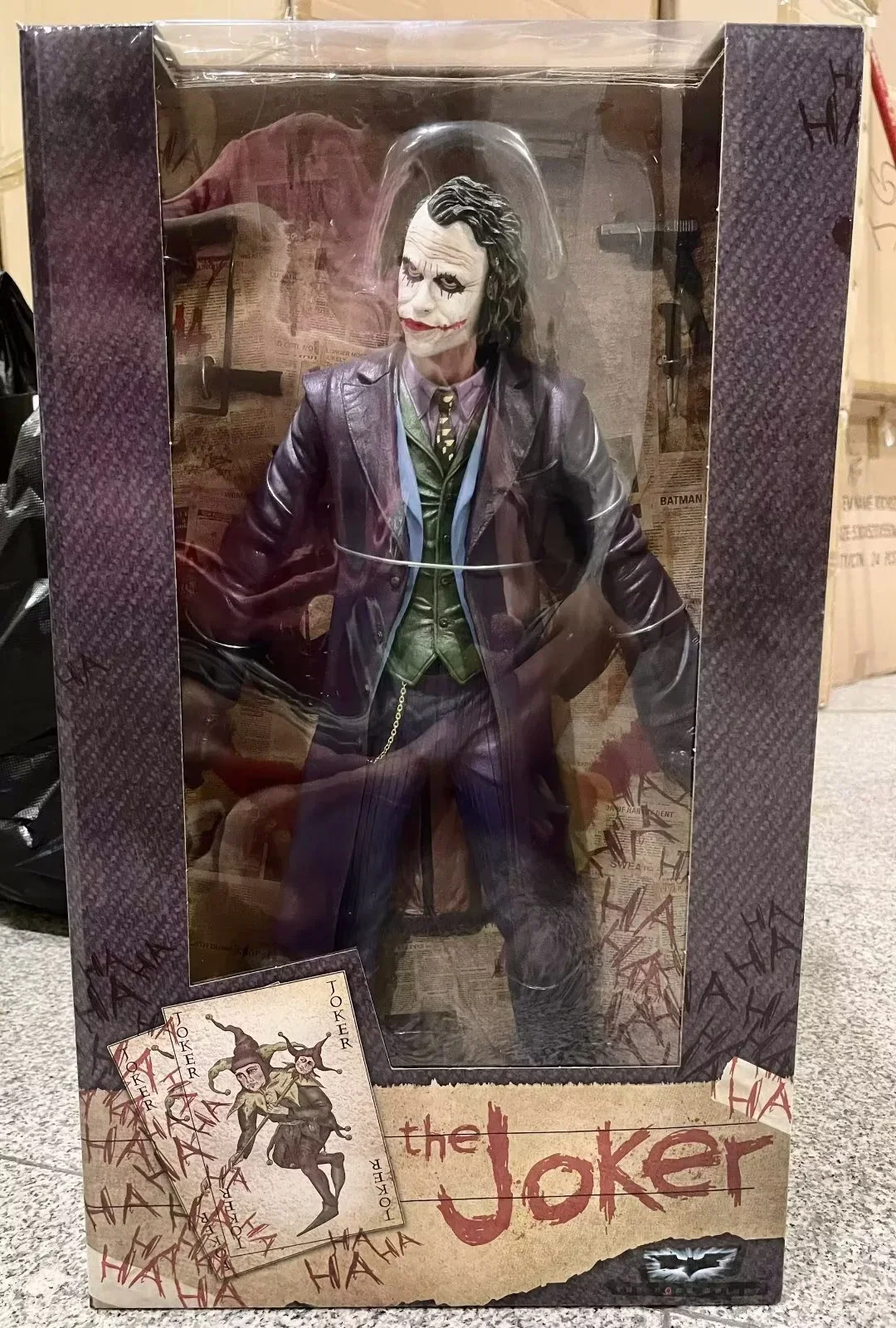 NECA Joker Supersized Action Figure (40 cm) - Image 5