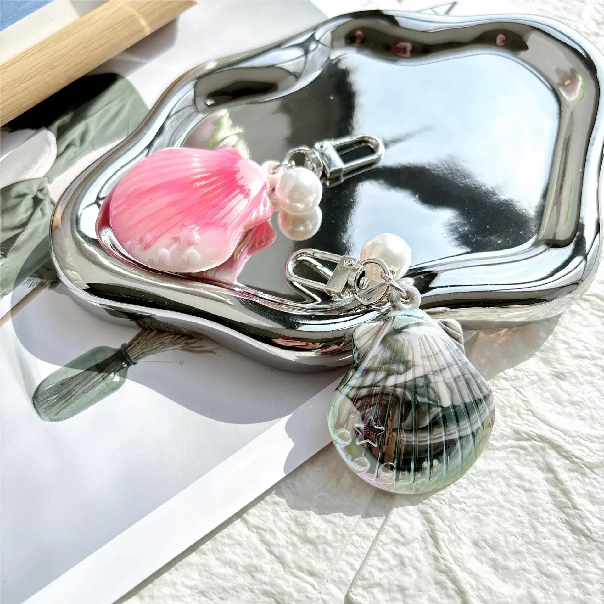 Ocean Gleaming Shell Pearl Keychain - Image 3