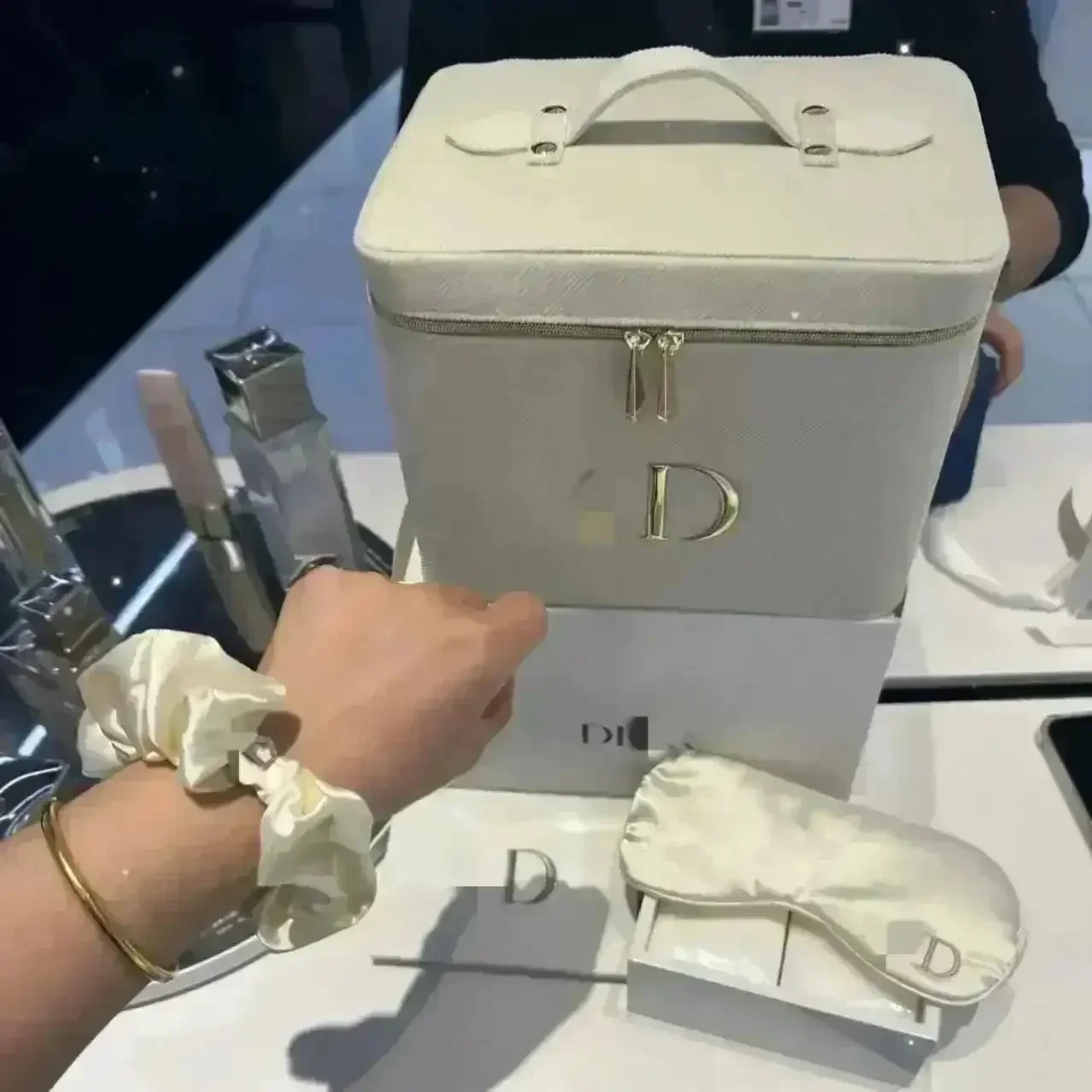 Premium D Luxe White and Gold Vanity Kit - Image 3