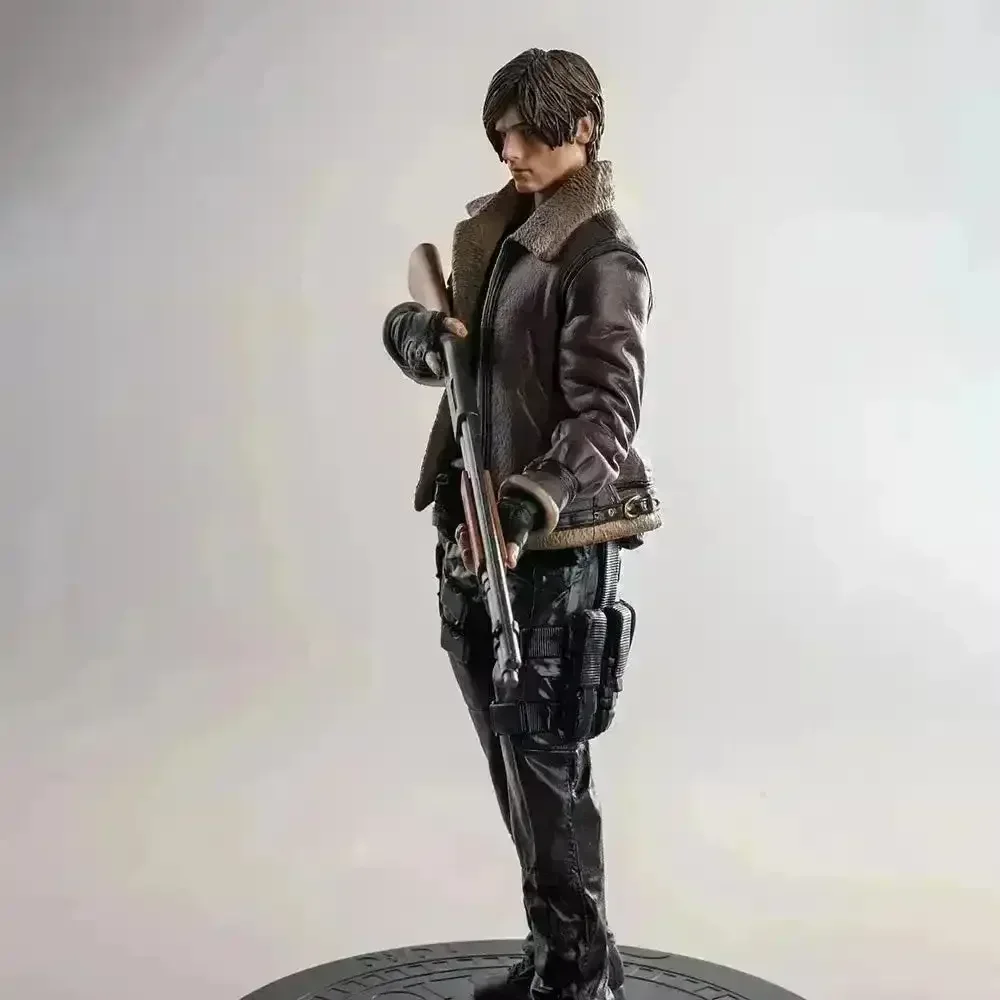 Resident Evil Leon S. Kennedy Action Figure (33 cm) - Image 6