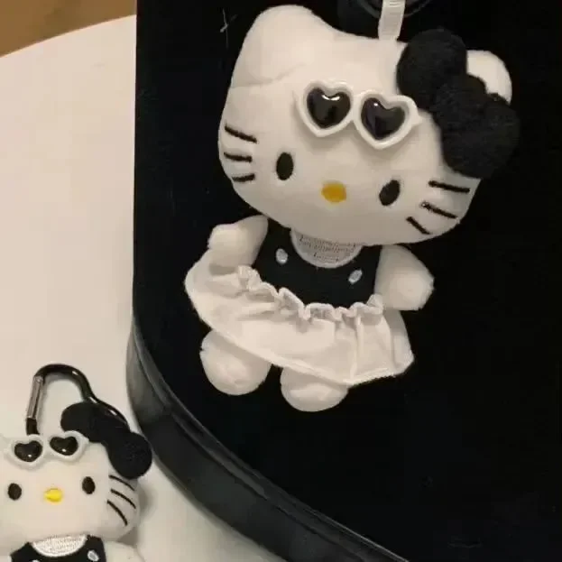 Shadow Chic Hello Kitty Keychain - Image 4