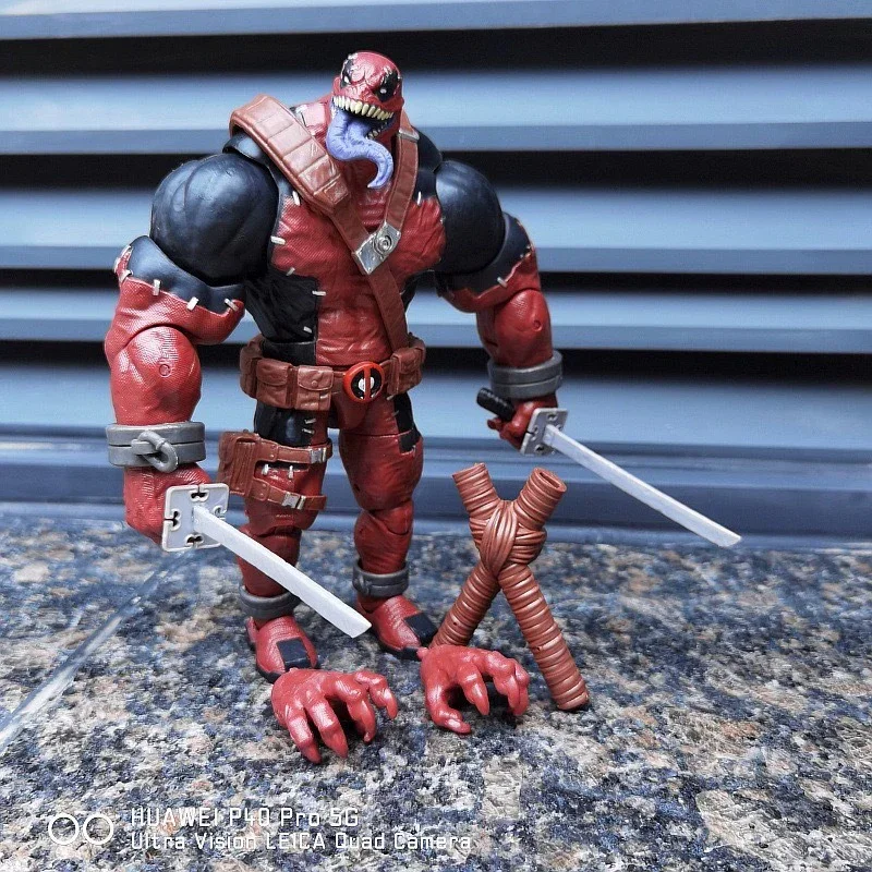 Venom as Deadpool Deluxe Figure (22 cm) - Image 2